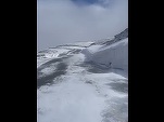 VIDEO Lapoviță și ninsoare, vânt puternic și minus 5 grade pe Transalpina. S-au stopat acțiunile de deszăpezire