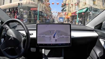 Tesla reduce prețul software-ului de asistență a șoferului 