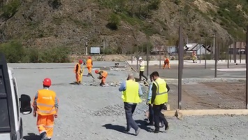 VIDEO Demonstrație de forță a italienilor pe Autostrada Sibiu - Pitești - Au adus peste 1.000 muncitori care lucrează zi-noapte și pregătesc finalizarea operațiunii de defrișare în Fondul Forestier