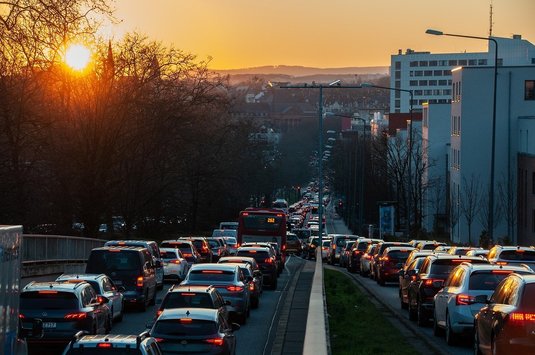 FOTO Coloane de mașini de kilometri pe principalele străzi din Ruse care duc spre graniță. Sute de români se întorc acasă după vacanța de Paște