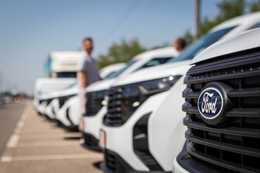 FOTO Digi și-a comandat o întreagă flotă de Ford Transit Courier, produs la Craiova. A primit deja aproape 40 de mașini