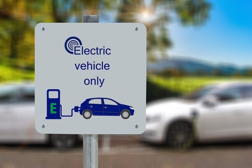Guverne din diferite țări încep să impună noi taxe pentru mașini electrice