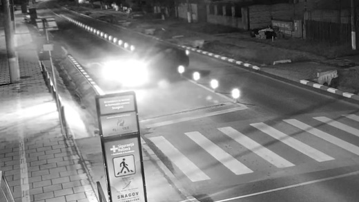 VIDEO Primul accident produs în zona primului limitator de viteză inteligent din România, a doua zi după ce a fost instalat. Mesajul primăriei: Nu limitatorul este vinovat
