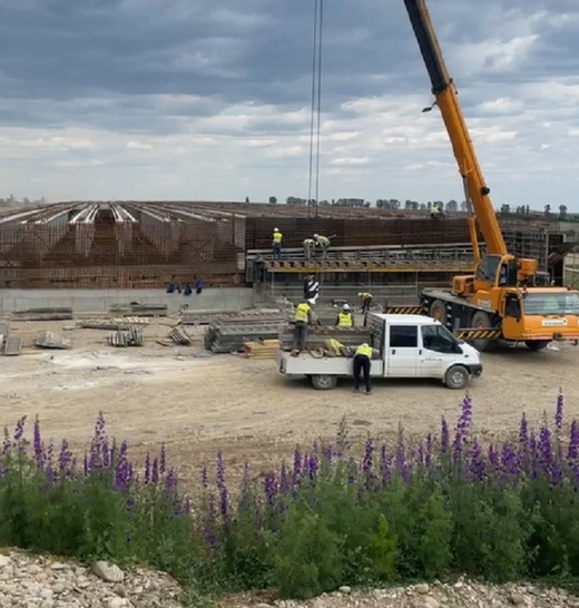 VIDEO Constructorii străini au adus la lucru pe Autostrada Moldovei, în plin weekend, peste 500 de muncitori