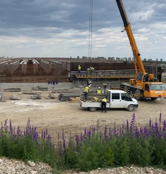 VIDEO Constructorii străini au adus la lucru pe Autostrada Moldovei, în plin weekend, peste 500 de muncitori
