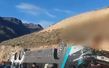 VIDEO Un autobuz cu 40 de persoane a căzut într-o prăpastie în Peru
