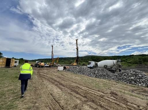 FOTO Umbrărescu a început noi lucrări la autostrada cu tuneluri pentru urși