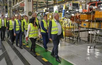FOTO Ministrul Muncii, după o vizită la Uzina Dacia: Cele mai mari provocări sunt tranziția verde și digitală. E important să venim cu ceva în plus pentru a ajuta economia auto