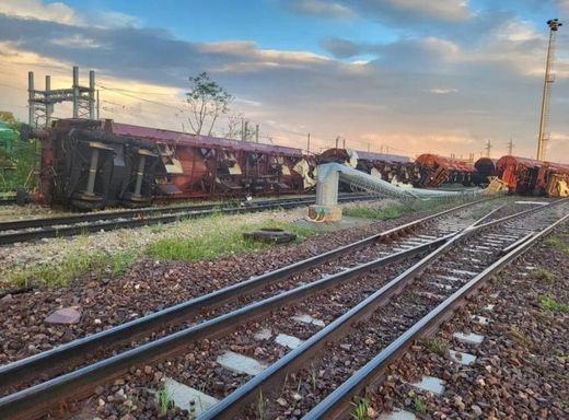 Tren răsturnat de tornadă în nordul Italiei