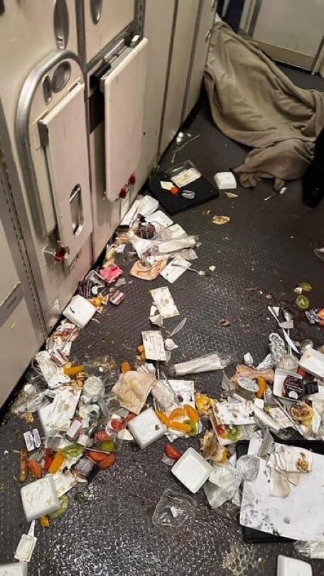 FOTO Un mort și circa 30 de răniți într-un zbor Londra-Singapore, în urma unor 
