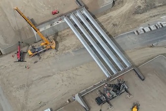 VIDEO Umbrărescu a început să monteze grinzi pe Autostrada Moldovei. Care va fi primul tronson deschis 