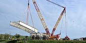 VIDEO Italienii merg înaintea contractului și încep montarea tablierului aferent unui pod la Autostrada Sibiu - Pitești, cu macara de 700 tone