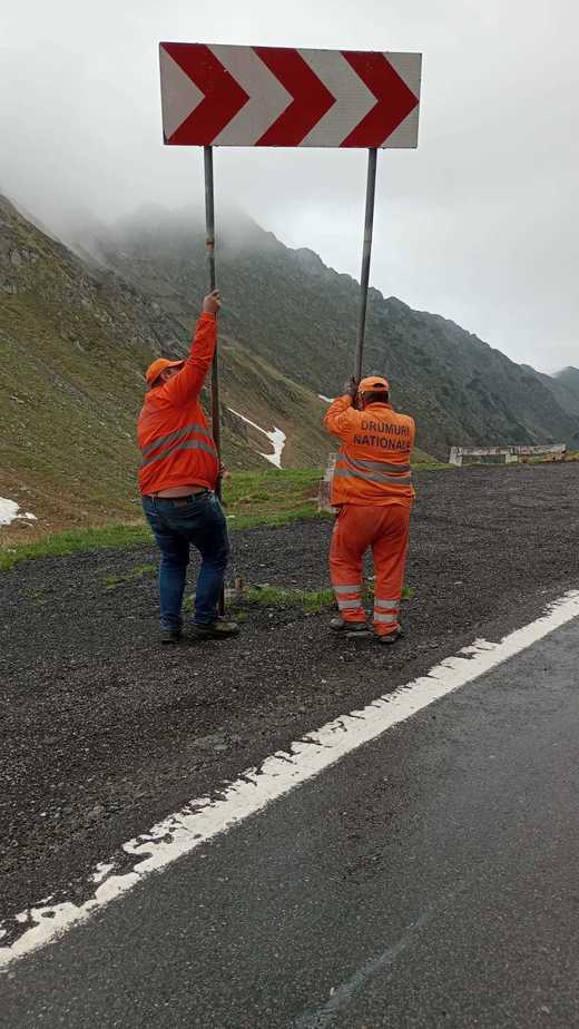 FOTO Transfăgărășanul va fi redeschis curând circulației. „Suntem pe ultima sută de metri. Mult a fost, puțin a rămas!”. Anterior, zăpadă de 4 metri - VIDEO