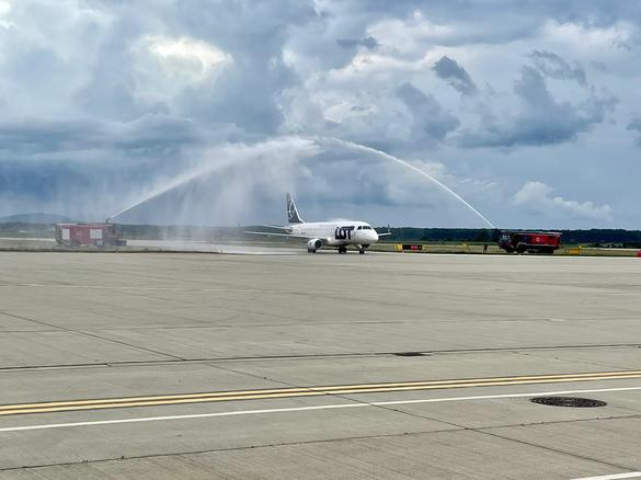 FOTO LOT Polish Airlines a lansat zborurile pe ruta Oradea – Varșovia, cu tradiționalele tunuri cu apă