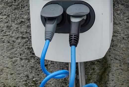 Încetinirea vânzărilor de vehicule electrice oprește investițiile ACC din Germania și Italia