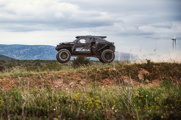 FOTO Imagini spectaculoase cu Dacia Sandrider, care a finalizat primele teste pentru Raliul Dakar. Echipa și-a propus să câștige titlul suprem