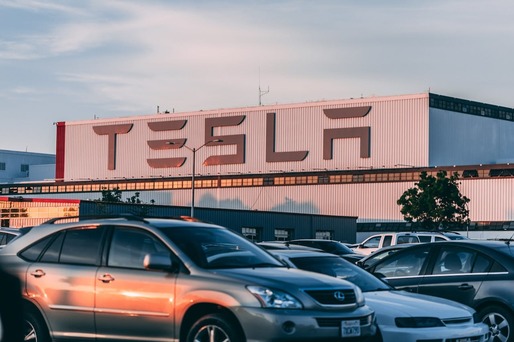 Scăderea pieței mașinilor electrice determină compania de închirieri auto Hertz să vândă mașinile Tesla second-hand la 25.000 de dolari