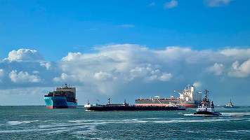 Două nave au fost atacate cu rachete și au luat foc în largul coastelor Yemenului