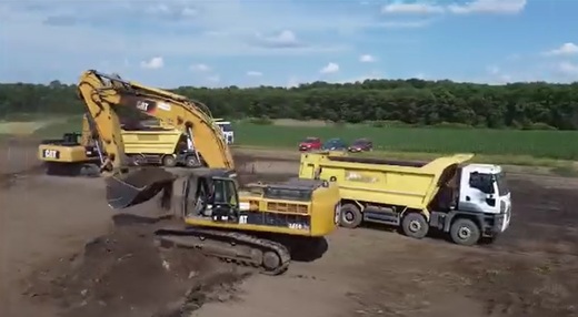 VIDEO Constructori români și bulgari avansează în tandem la Autostrada Moldovei. Încep să devieze un drum național