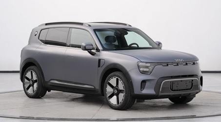 FOTO Cel mai mare Smart construit vreodată are 600 CP, 700 km autonomie și e mai lung decât Duster