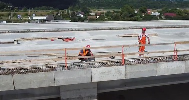 VIDEO Italienii merg tot înaintea contractului și aduc peste 1.000 muncitori la Autostrada Sibiu - Pitești, plus o macara de 700 tone