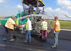 VIDEO Constructori români și bulgari accelerează la Autostrada Moldovei. A început cu pauze, dar acum a intrat în linie dreaptă