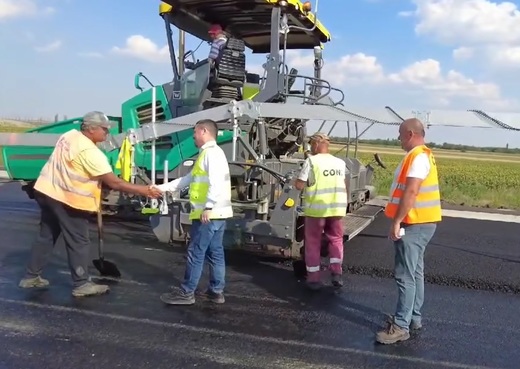 VIDEO Constructori români și bulgari accelerează la Autostrada Moldovei. A început cu pauze, dar acum a intrat în linie dreaptă