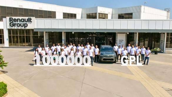 FOTO Dacia a atins pragul de 1 milion de mașini cu motorizare mixtă benzină și GPL