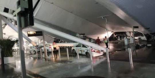 FOTO Acoperiș prăbușit la Aeroportul din New Delhi - o persoană a murit