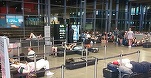Zeci de români au dormit două nopți într-un aeroport din Bruxelles. Sute de zboruri anulate în Europa