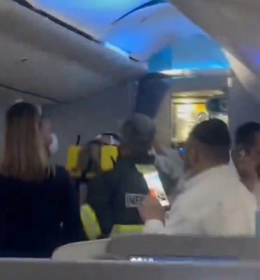 VIDEO Un Boeing al Air Europa aterizează de urgență, pasageri răniți
