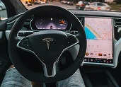 Tesla depășește așteptările grație reducerilor de prețuri
