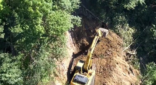 VIDEO Continuă defrișările masive de pe Valea Oltului, care au blocat traficul 