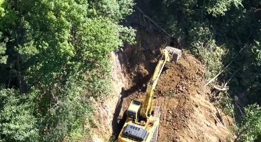 VIDEO Continuă defrișările masive de pe Valea Oltului, care au blocat traficul 