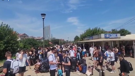VIDEO Sute de pasageri, nevoiți să aștepte trenul în soare, în halta Costinești. Reacția CFR: Regretăm situația și transmitem scuze. Halta Costinești Tabără e în programul de modernizare