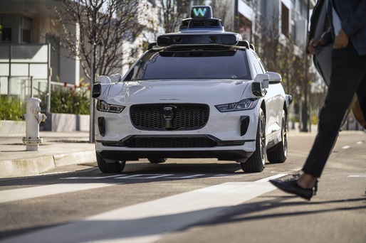 FOTO În timp ce Tesla amână robotaxi, Waymo (Google) se extinde rapid cu mașini de la Geely și transportă zeci de mii de pasageri pe săptămână