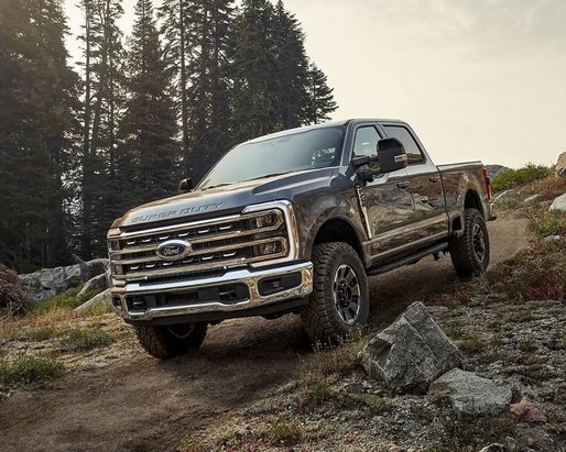 Ford a decis să producă pickup-uri cu motoare V8 în loc de mașini electrice, într-una din uzinele sale