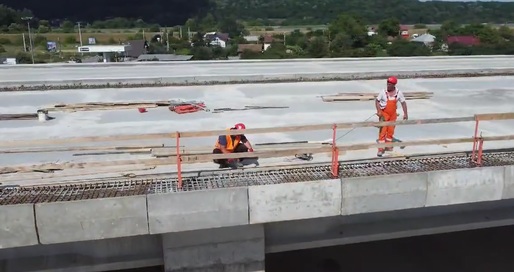 VIDEO Italienii aduc la Autostrada Sibiu - Pitești un utilaj de mari dimensiuni 