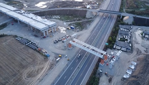 VIDEO Constructorii străini care aduc la lucru pe Autostrada Moldovei, în plin weekend, peste 500 de muncitori au montat acum primele grinzi