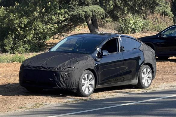 FOTO Noi imagini cu Tesla Model Y camuflat, deși Elon Musk a spus că modelul nu va primi un facelift în acest an