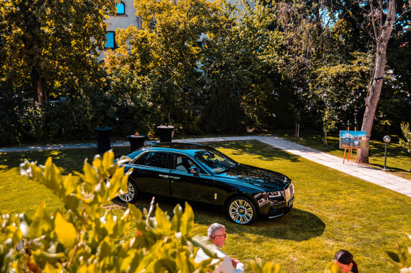 FOTO Rolls-Royce deschide un showroom în România. Unde vor putea fi văzute celebrele Ghost și Phantom