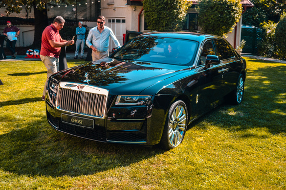 FOTO Rolls-Royce deschide un showroom în România. Unde vor putea fi văzute celebrele Ghost și Phantom