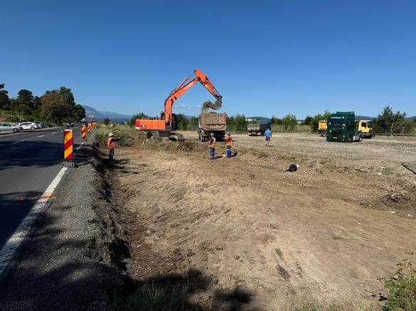 FOTO Începe lărgirea DN73, între Brașov și Fundata. Constructorul și-a adus deja primele utilaje