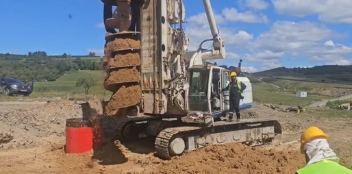 VIDEO Turcii au adus prima foreză de mare capacitate la autostrada Sibiu – Pitești