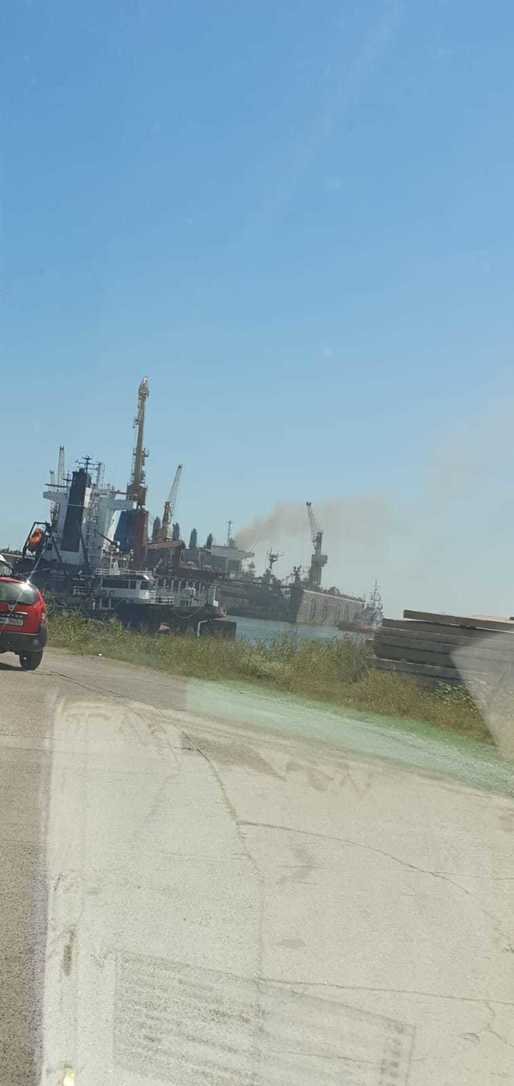 VIDEO Incendiu la un vapor aflat în șantierul naval Midia