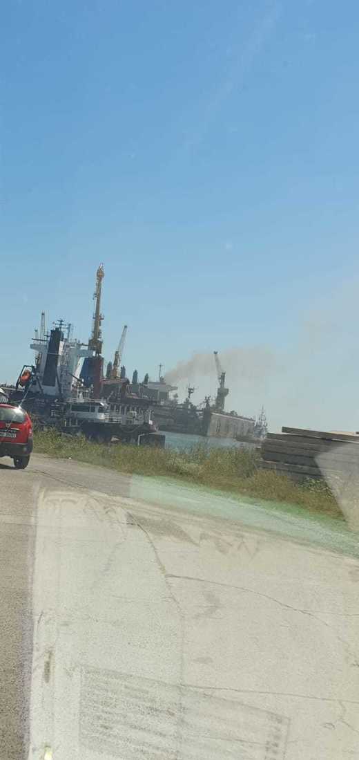 VIDEO Incendiu la un vapor aflat în șantierul naval Midia
