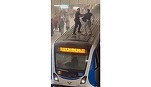 VIDEO Un bărbat s-a urcat pe o garnitură de metrou la Piața Victoriei și a vrut să pulverizeze substanțe dintr-un extinctor. Un altul a pulverizat astfel de substanțe într-o garnitură în stația Piața Romană