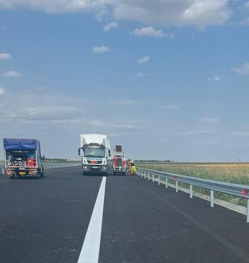 VIDEO&FOTO Umbrărescu a început trasarea marcajelor rutiere pe un lot la  autostrada Buzău - Focșani. "În ritmul actual, circulația și pe acest lot va fi deschisă anul acesta!"