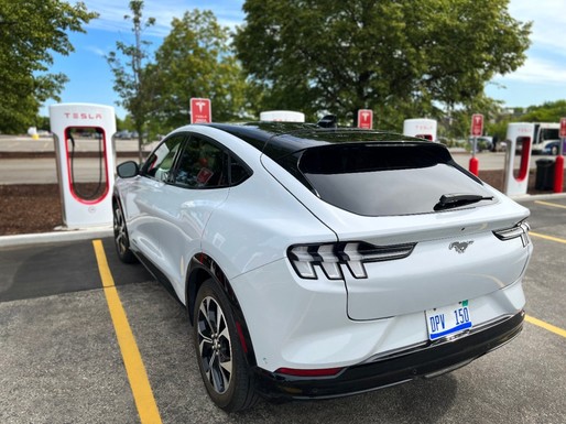 De ce amână oamenii decizia de cumpărare a unui automobil electric. Deschiderea stațiilor Supercharger de la Tesla pentru alte mărci a crescut brusc nivelul de satisfacție al șoferilor de mașini electrice