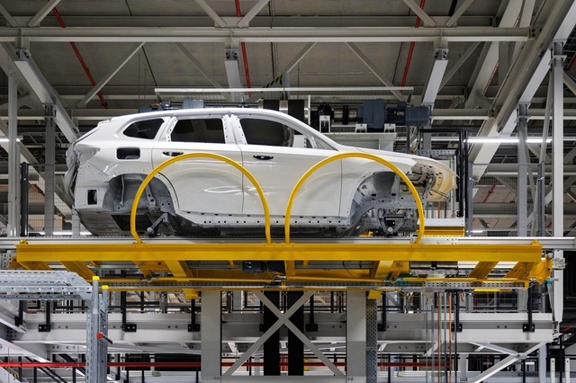 FOTO Uzina BMW de lângă România pornește prima secție, una unică. Primele mașini electrice – produse inclusiv cu ajutorul angajaților români. Ungaria vs România